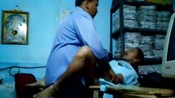 வேலை முடிந்து வந்து, உடனடியாக தனது காதலியை கழுதையில் புணர்ந்தார்