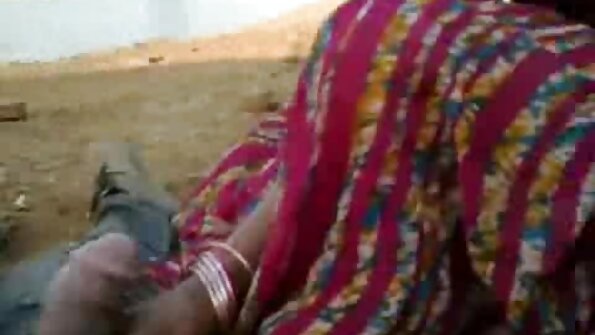 ஜரிகை உள்ளாடையில் கவர்ச்சியான பெண் தன்னைத் தானே ரசிக்கிறாள்