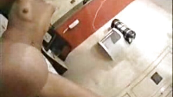 காலுறை அணிந்த மனைவி தன் காதலனுடன் சண்டையிடுகிறாள்