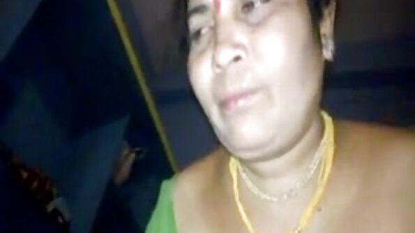 மணமகன் வேலையில் இருக்கும்போது என் கழுதையை வெள்ளரிக்காயுடன் இனிமையாகக் குடுத்தேன்