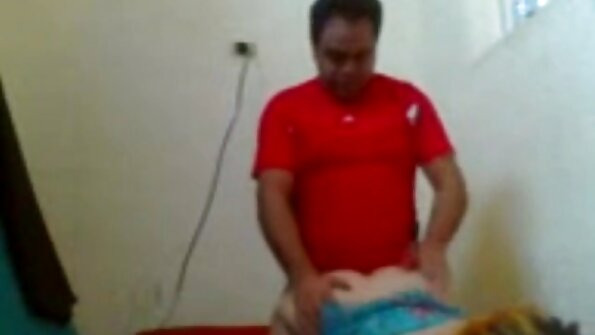 கடின உடலுறவில் வாகனம் ஓட்டும் போது, ​​குற்றவாளி நிக்கியை போலீஸ்காரர் புணர்ந்தார்