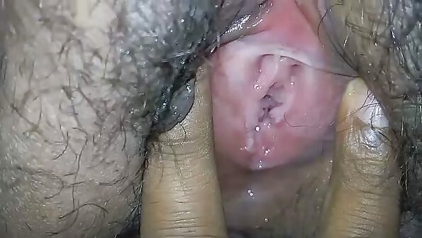காம டிக் கொண்டு அவளது தேய்க்கிறது