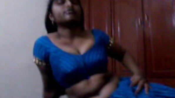 செக்ஸ் பொம்மைகளை சோதிக்கும் கேப்டன் மார்வெல் உடையில் பொன்னிறம்